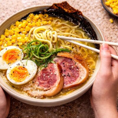 Bata-kon ramen di Sapporo ricetta originale per fare la zuppa con miso e mais