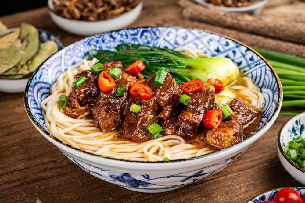 Zuppa di manzo e noodles: la ricetta della leggendaria cuoca Líng wén da Taiwan con amore