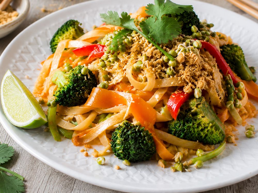 Pad Thai vegano con tofu, broccoli, peperoni e carote