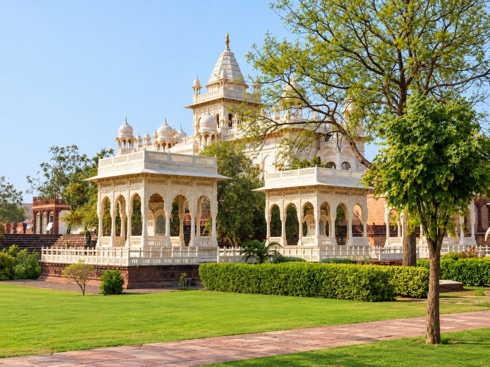 Jaswant Thada viene spesso soprannominato “Taj Mahal del Marwar” per il marmo bianco e la funzione commemorativa.