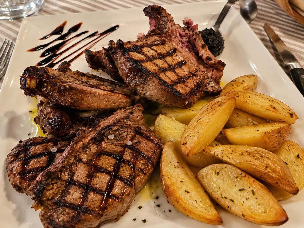 Where to eat the best grilled ribs with rustic potatoes in Aviano