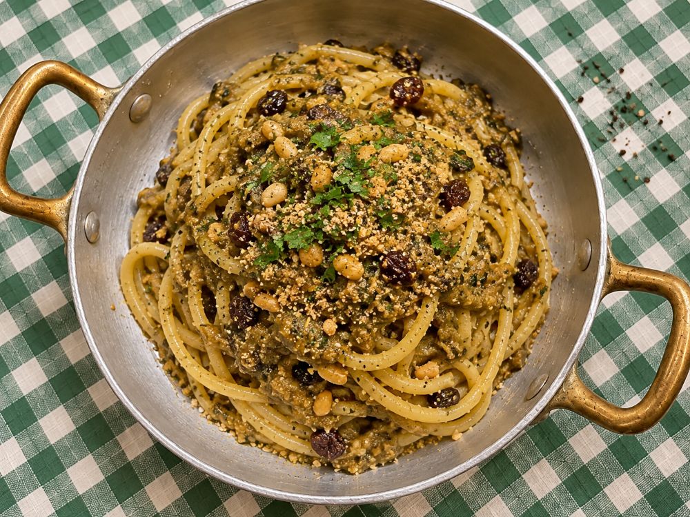 Pasta with pistacchio pesto and raisins