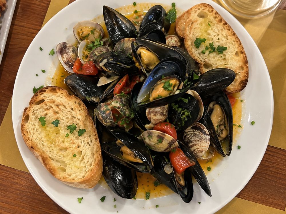 Where to eat the best mussel and clam appetizer in Palermo