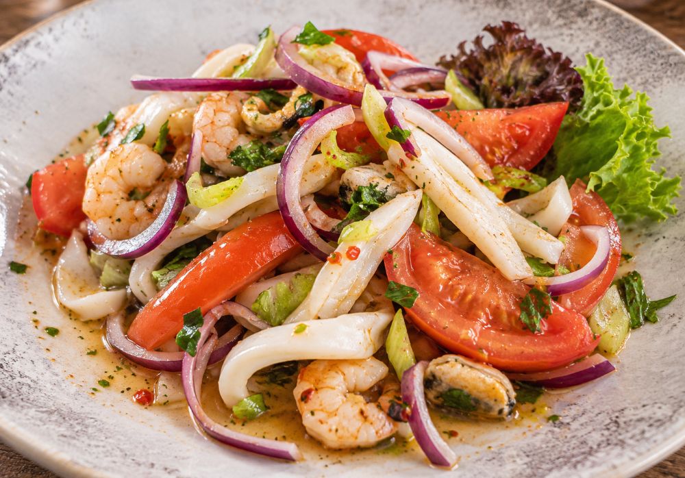 Seafood salad with fresh vegetables – the best Thai food in Cervia and Ravenna.