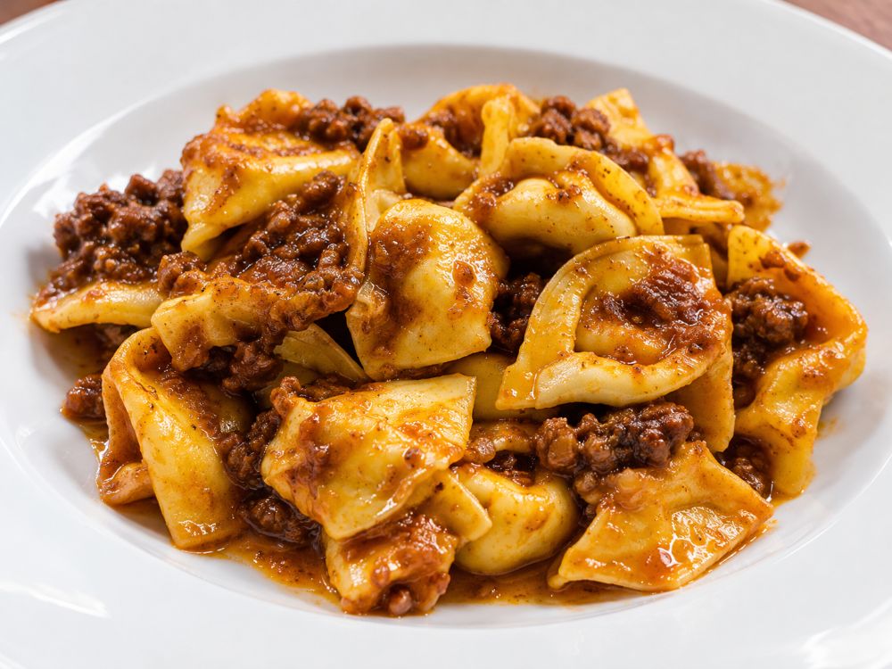 I cappelletti all'uso di Romagna con ragù bolognese, a 14 euro, rappresentano un must, insieme alla versione in brodo di carne, proposta a 15 euro. Le tagliatelle al ragù rosso di Mora Romagnola costano invece 13,50 euro.