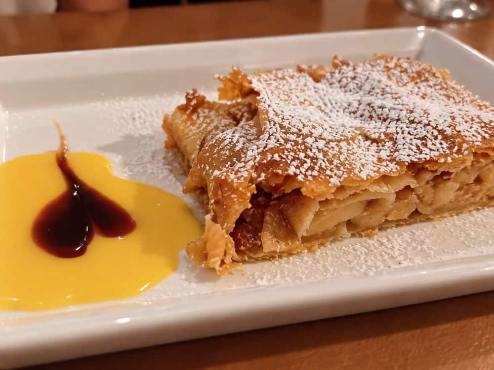 Al Fogolar dessert strudel di mele