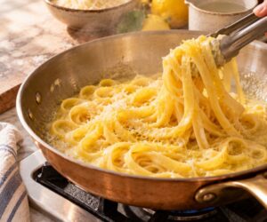 Cuocete le tagliatelle per la pasta in bianco